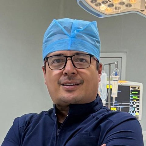 Dr. Enrique González Galindo en quirófano.